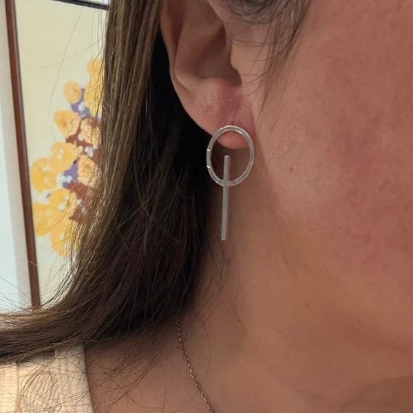 PENDIENTES ASIMETRICOS ARO Y BARRA DE PLATA , JOYAS DE PLATA ARTESANALES CON DISEÑO ORGÁNICO, MILAGRO ROUSSE