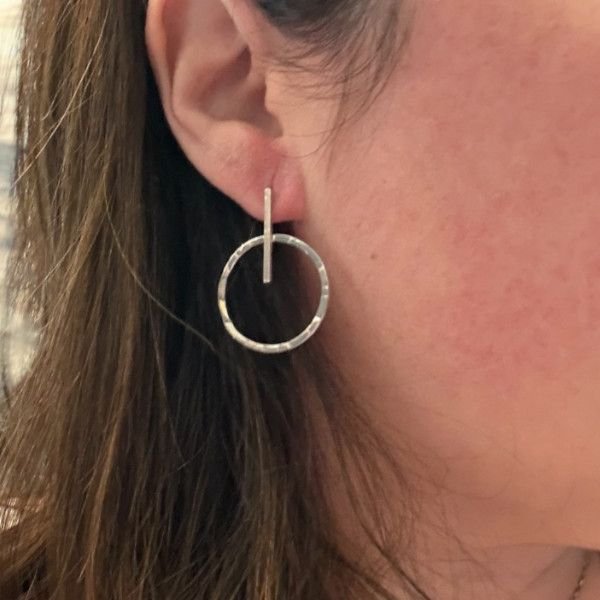 PENDIENTES ASIMETRICOS ARO Y BARRA DE PLATA , JOYAS DE PLATA HECHAS A MANO, MILAGRO ROUSSE