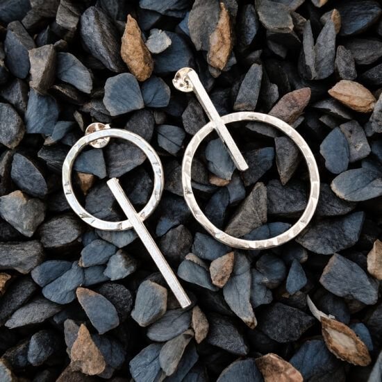 PENDIENTES ASIMETRICOS ARO Y BARRA, JOYERIA ASIMETRICA, JOYAS DE PLATA ARTESANALES, MILAGRO ROUSSE