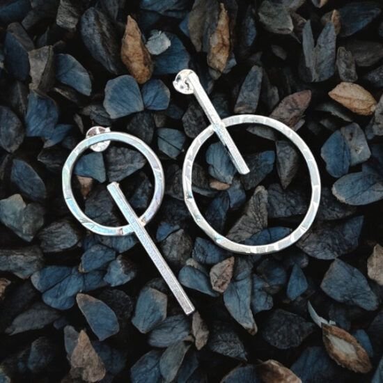 PENDIENTES ASIMETRICOS ARO Y BARRA, JOYERIA ASIMETRICA, JOYAS DE PLATA ARTESANALES, MILAGRO ROUSSE