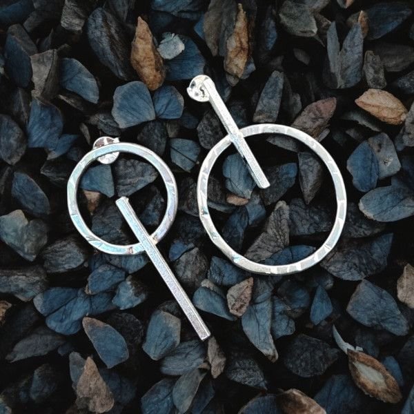 PENDIENTES ASIMETRICOS ARO Y BARRA, JOYERIA ASIMETRICA, JOYAS DE PLATA ARTESANALES, MILAGRO ROUSSE