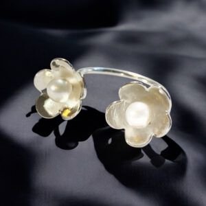 ANILLO FLORES Y PERLAS PLATA 925, MILAGRO ROUSSE. JOYAS ATEMPORALES DE PLATA