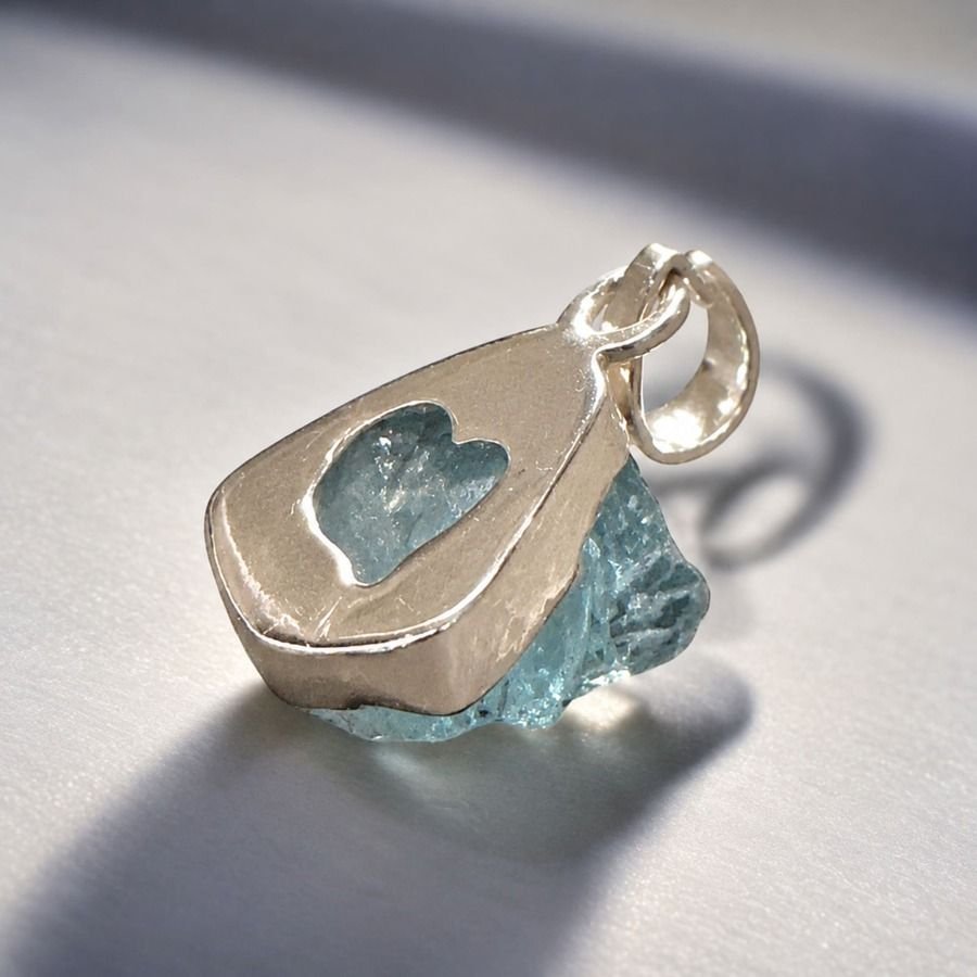 Colgante Topacio Azul en Bruto Plata 925, Detalle de piedra de topacio azul en bruto en colgante de plata 925, milagro rousse