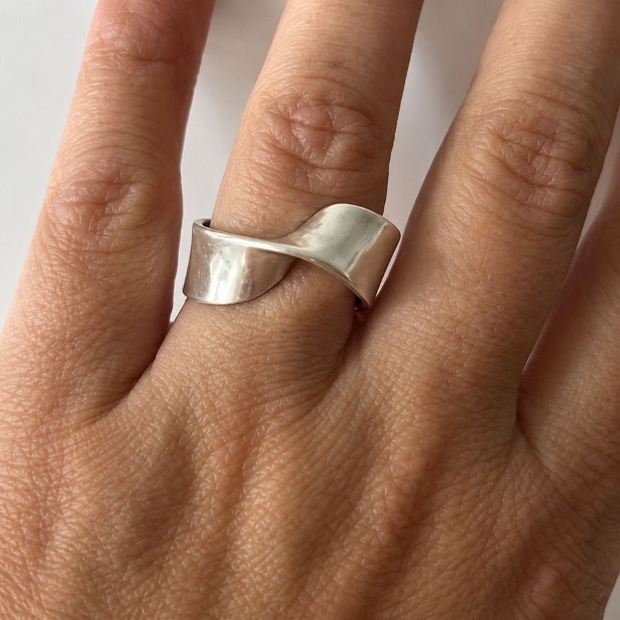 ANILLO MOEBIUS PLATA 925, ANILLO MINIMALISTA, MILAGRO ROUSSE