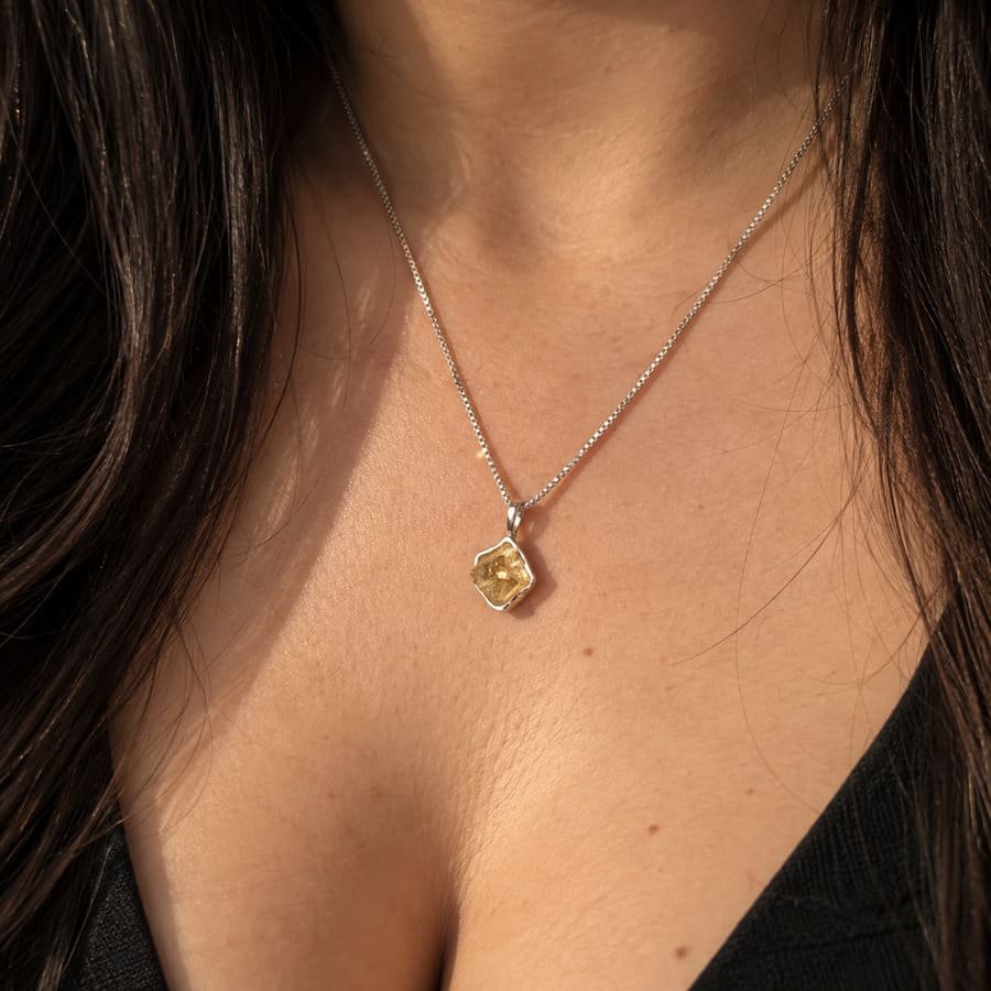 Colgante topacio amarillo en bruto con cadena de plata, Milagro Rousse